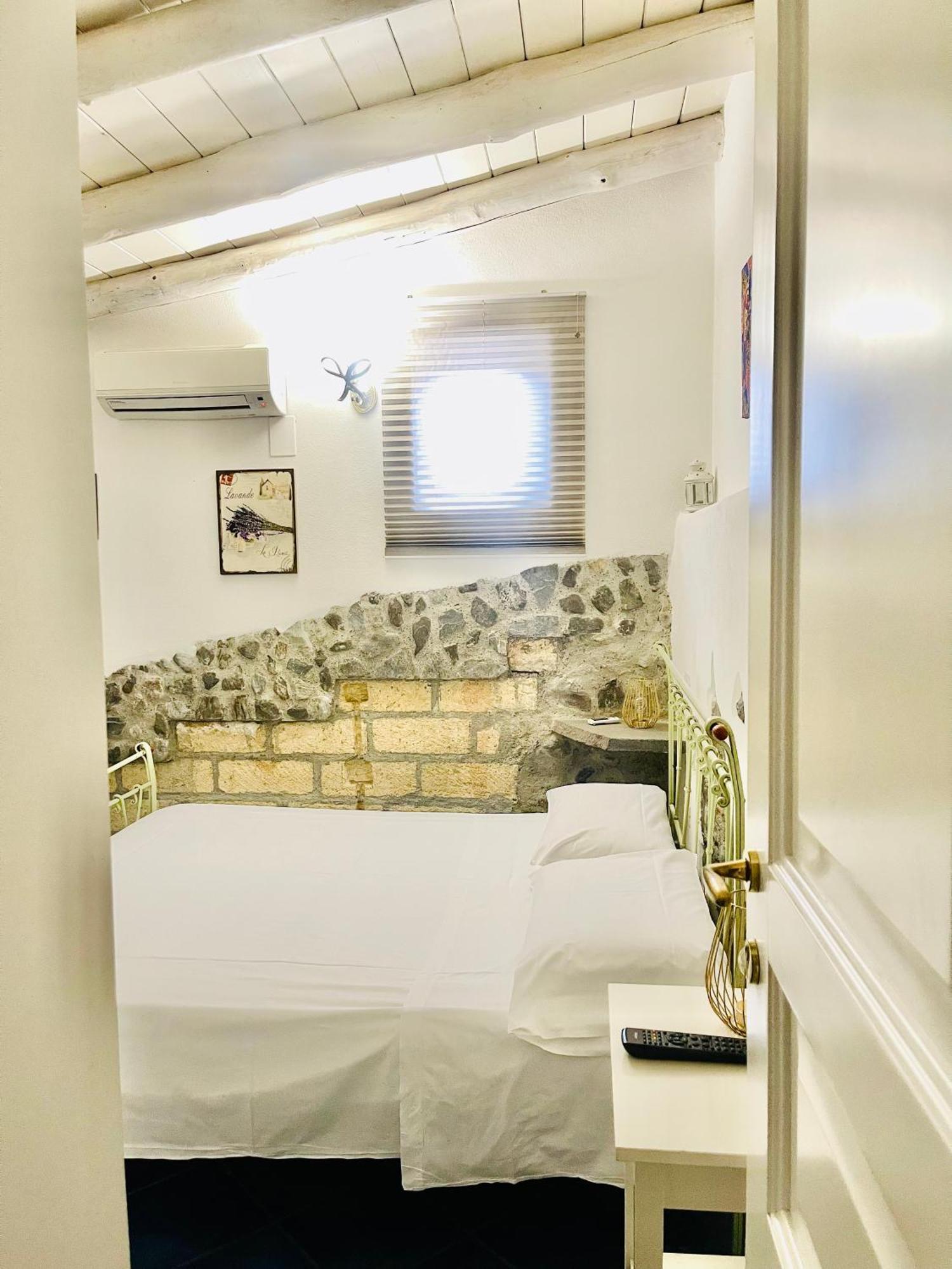 Bed and Breakfast Borgo Camicia In Barcellona Pozzo di Gotto Habitación foto
